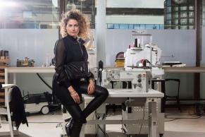 Maaike Duijvekam uit Leiden doet een opleiding creatief vakman, met als specialisatie tassen. „Beste keuze die ik ooit heb gemaakt.” Foto Niels Blekemolen